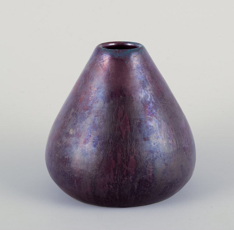 Søren Kongstrand, Danish ceramicist.
Unique vase in shiny glaze.