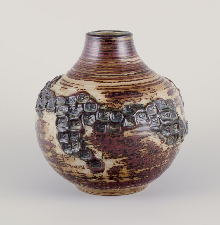 Jørgen Mogensen (1927–2004) for Royal Copenhagen.
Large round ceramic vase.