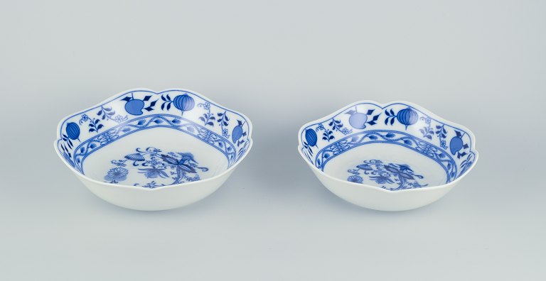 Two serving dishes in porcelain with Blue Onion-patterned decoration.