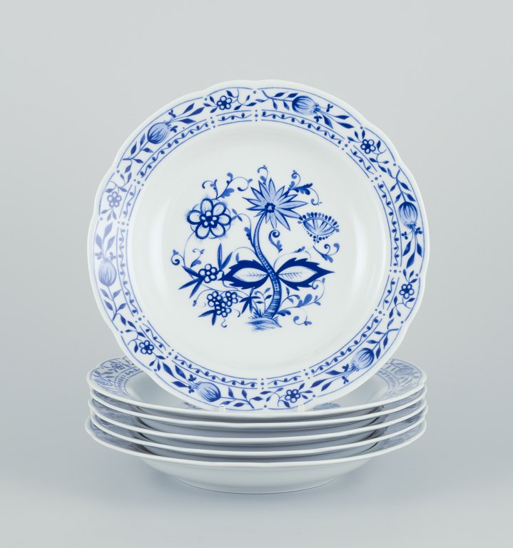 Kahla, Germany.
A set of six deep plates in porcelain.