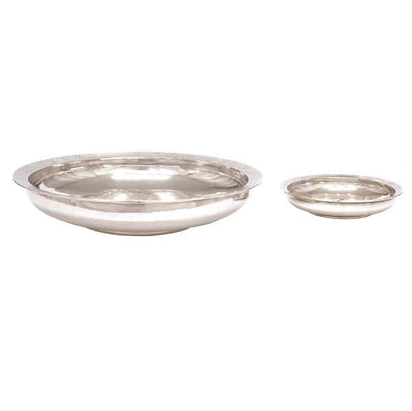 Satz von zwei Hans Hansen Sterlingsilber Schalen. Gestempelt Hans Hansen und 
datiert 1948. H bzw. 2,5 & 5cm. D bzw. 13 & 24cm. G: 872gr