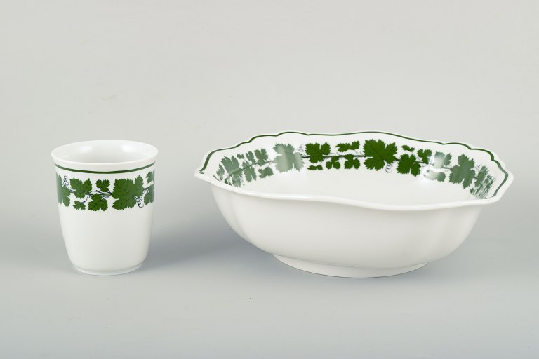 Meissen, vase og skål, stel Vine-Leaf Pattern, “Voller grüner Weinkranz”.
