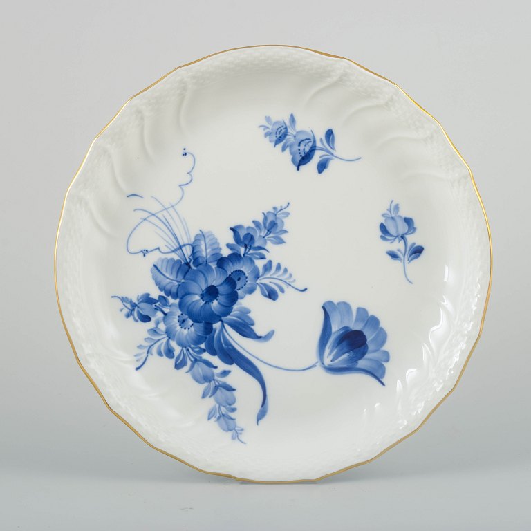Royal Copenhagen
Serving dish in “Blue Flower Curved” with gilt rim, model no. 10/1691, 1st 
quality.