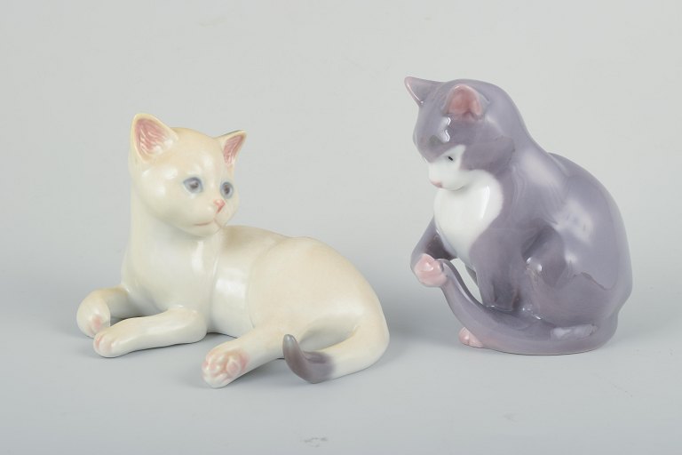 Royal Copenhagen & Bing & Grøndahl. To porcelænsfigurer, katte. Danmark, 
1900-tallet.