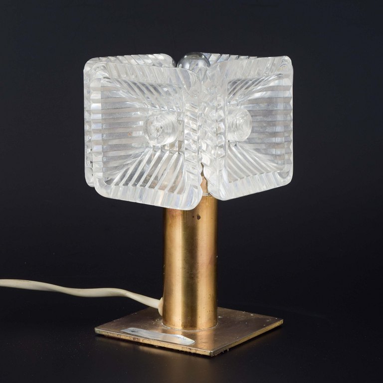 Bordlampe. Orrefors, Sverige. Ca. 1960’erne. Design: Carl Fagerlund.
Bordlampe med firsidet skærm i slebet, klart krystalglas monteret på 
messingfod.