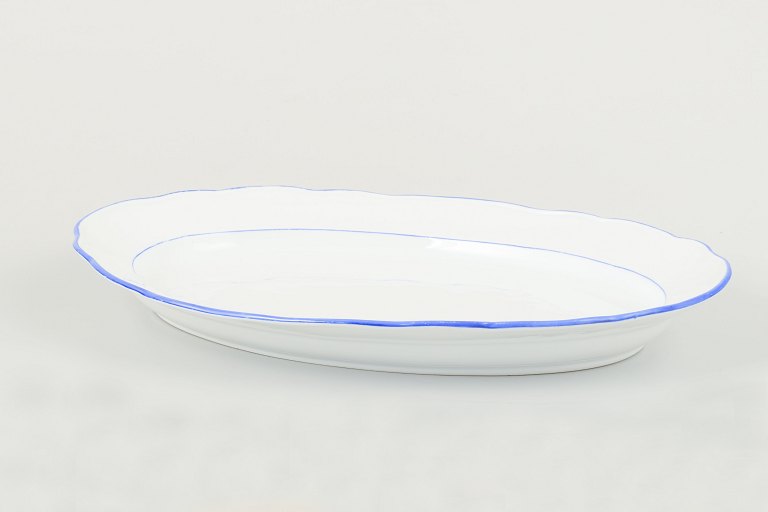 Meissen
Serveringsfad i hvidglaseret porcelæn med bølget kant og blå staffering.
