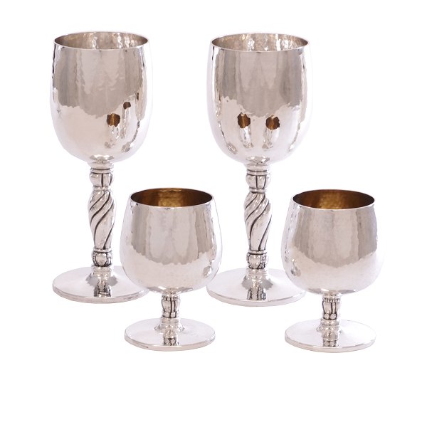 Satz von zwei Weinbechern und zwei Cognacbechern aus kräfigem Sterlingsilber von 
Holmsted. H: 18 & 9cm. G: 1.068gr
