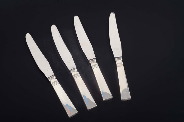 Georg Jensen
4 dinner knives, “Acadia / Blok”.
Sterling silver and stainless steel, 1944–51.