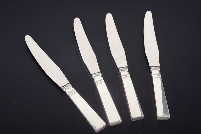Georg Jensen
4 dinner knives, “Acadia / Blok”.
Sterling silver and stainless steel, 1933–44.