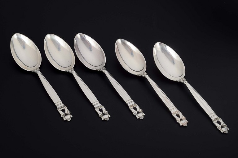 Georg Jensen
5 dessert spoons, “Acorn / Konge”.
Sterling silver, after 1944.