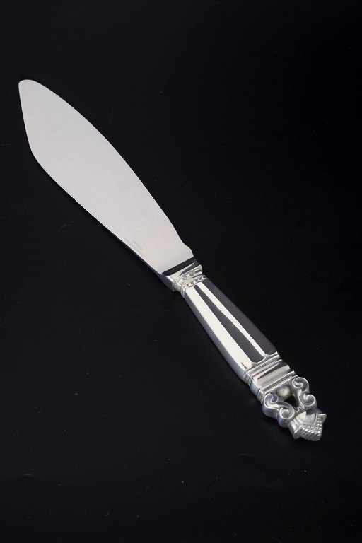 Georg Jensen
Cake knife, “Acorn / Konge”.
Sterling silver and stainless steel, after 1944.