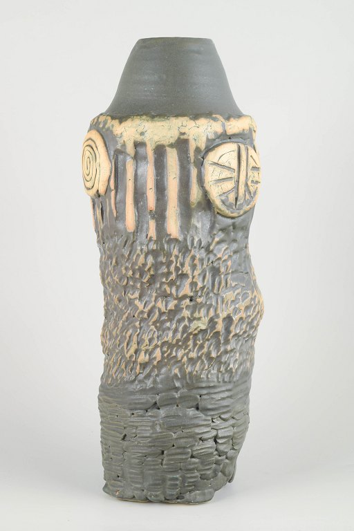 Bernard Rooke, engelsk keramiker.
Brutalistisk unika keramik vase, 1960/70’erne.