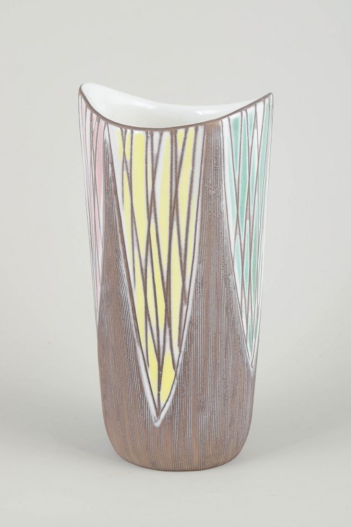 Upsala Ekeby, Mari Simmulson
Vase, model 4415, 1950/60’erne.