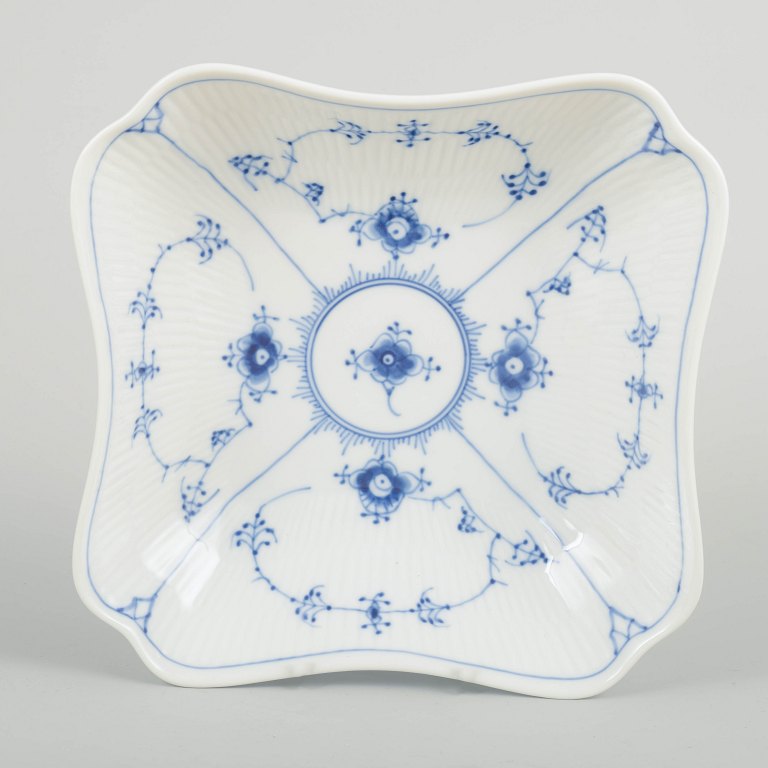 Royal Copenhagenmusselmalet riflet, model 1/26.Firkantet skål, 1980’erne.