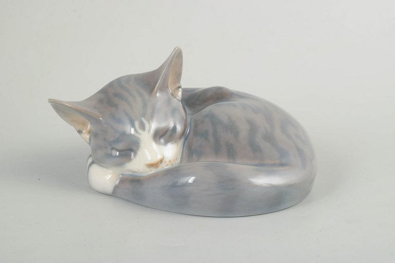Royal Copenhagen, sovende kat, figur.