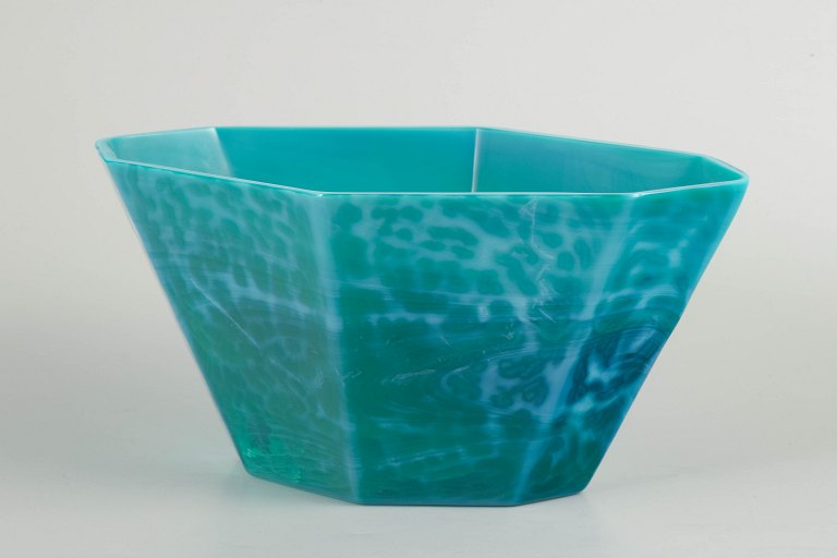 Pukeberg, stor ottekantet kunstglasskål.