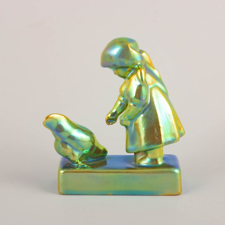 Zsolnay, figur af pige med høne i eosin-glasur.