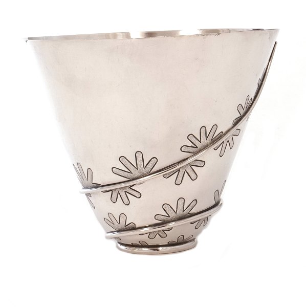 Small silver bowl by Oluf Stæhr Nielsen for A. Michelsen, Copenhagen. H: 10cm