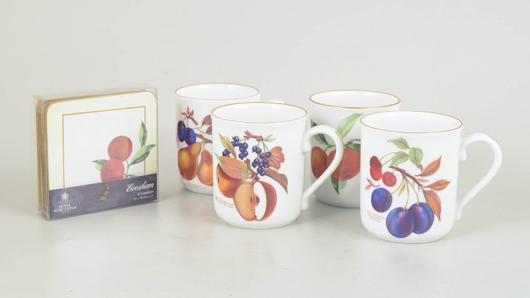 Royal Worcester Evesham, sæt af fire krus og sæt af seks bordskånere.