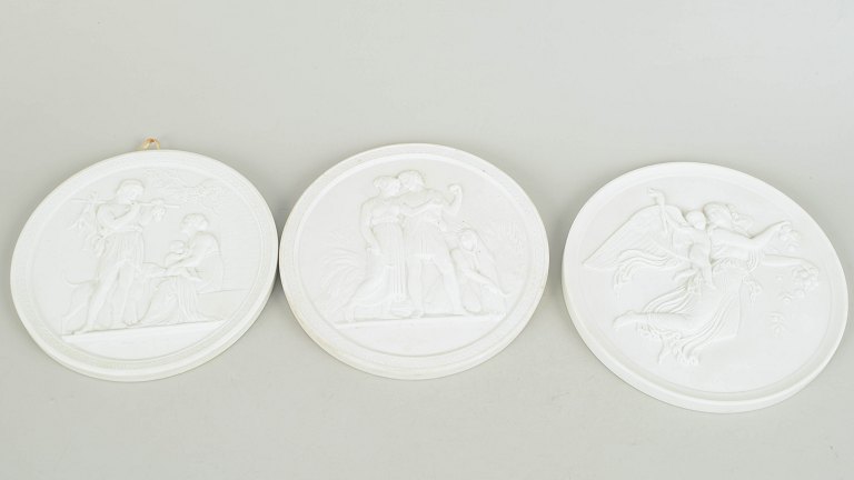 Royal Copenhagen, sæt af tre biscuit vægrelieffer efter Thorvaldsen.