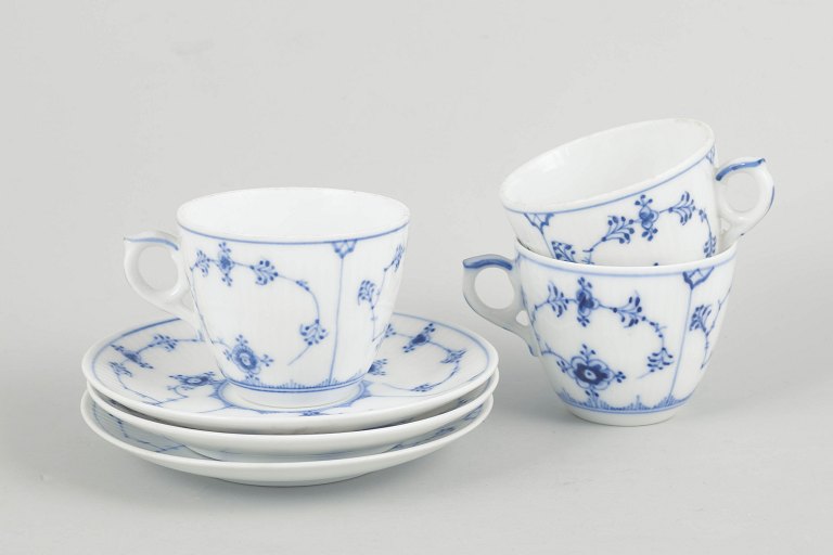 Royal Copenhagen Musselmalet Riflet, sæt af tre kaffekopper med underkopper.