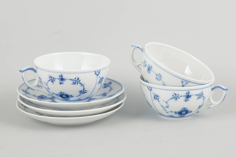 Royal Copenhagen Musselmalet Riflet, sæt af tre tekopper med underkopper.