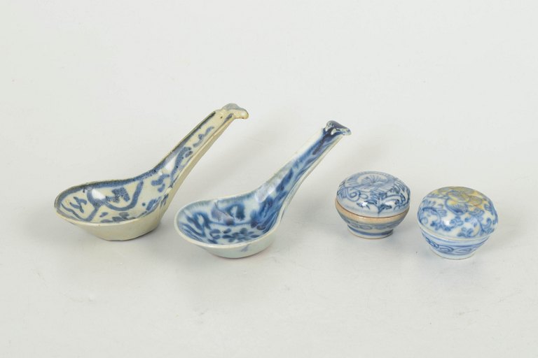 To skeer og to miniature lågskåle, Qing dynasti.