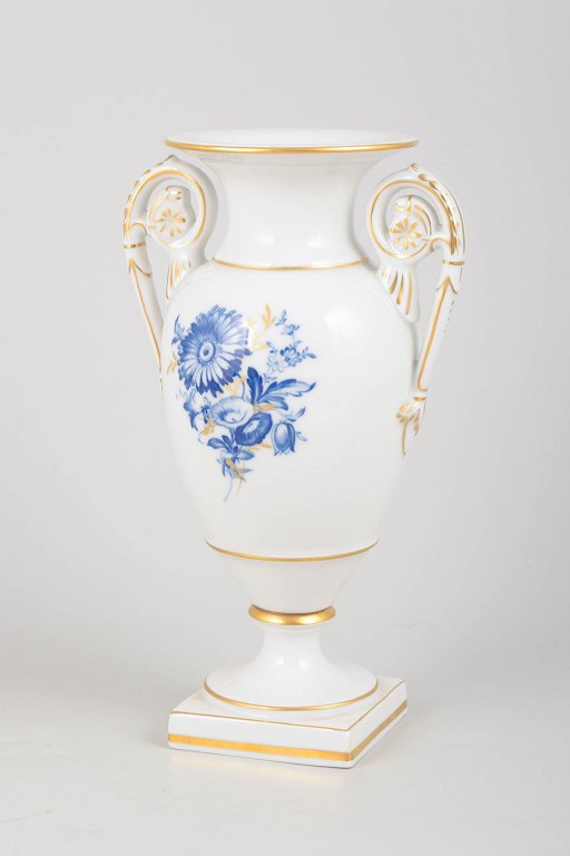 Meissen vase med blå blomsterdekoration.