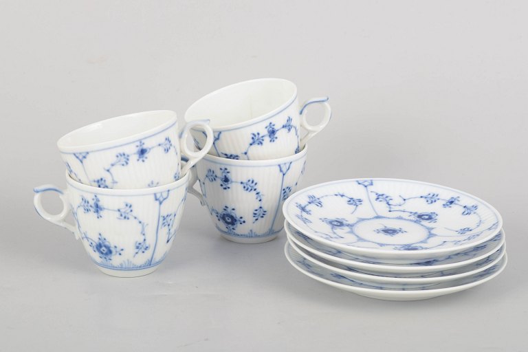 Royal Copenhagen Musselmalet Riflet, sæt med fire kaffekopper med underkopper.