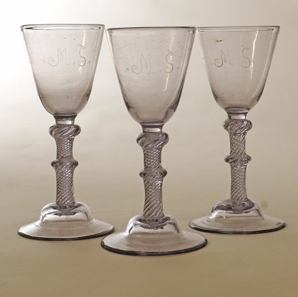 Sæt på tre Nøstetangen Chrystal Desert glas ca. år 1750 med ejermonogram "M.S.". H: 15,7cm