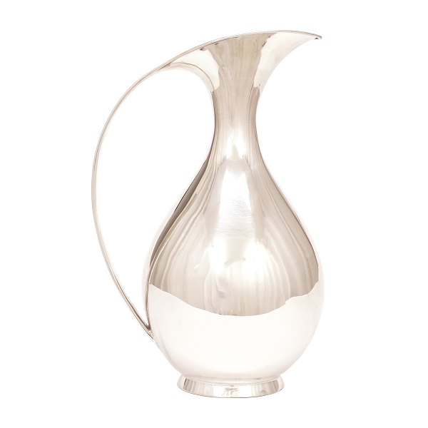 Tidlig Kay Fisker for A. Michelsen næbkande på 1,5 liter i sterlingsølv. Fremstillet 1954. H: 27cm. V: 762gr